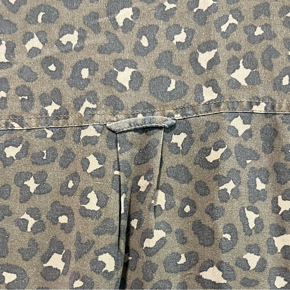 Vintage Re-Mastered Leopard Print Button-Up Shirt Unisex XS - Picture 12 of 13